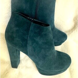 BRAND NEW GREEN ANKLE BOOTS. SIZE- 39 EURO / US - 8.5